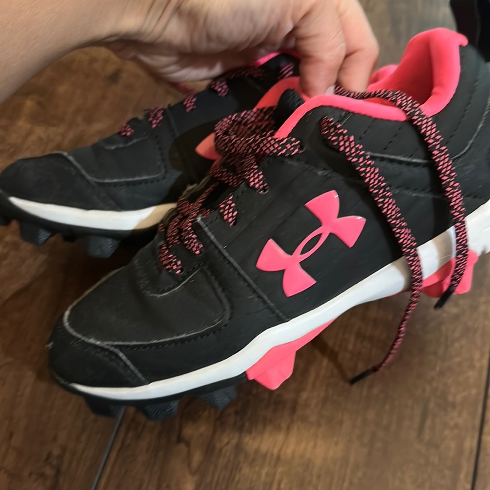 Girls under Armour softball cleats size one and a half youth good used condition